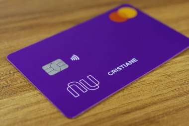 08 Ocak 2020, Brezilya. Mobil cihazın ekranında Nubank logosu var. Finans hizmetleri bölümünde Pioneer Brezilyalı girişimci. Latin Amerika 'daki en büyük fintech..
