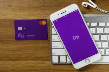 08 Ocak 2020, Brezilya. Mobil cihazın ekranında Nubank logosu var. Finans hizmetleri bölümünde Pioneer Brezilyalı girişimci. Latin Amerika 'daki en büyük fintech..