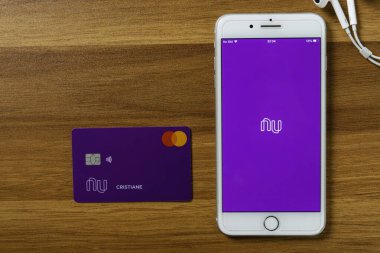 08 Ocak 2020, Brezilya. Mobil cihazın ekranında Nubank logosu var. Finans hizmetleri bölümünde Pioneer Brezilyalı girişimci. Latin Amerika 'daki en büyük fintech..