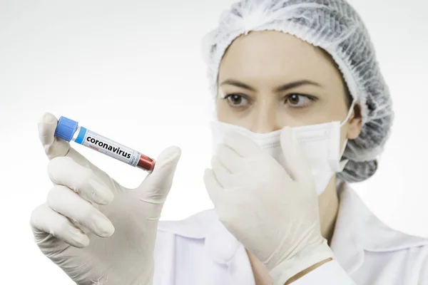 Zdravotní Sestra Nosí Ochranné Prostředky Pozitivním Výsledkem Koronavirovém Krevním Testu — Stock fotografie