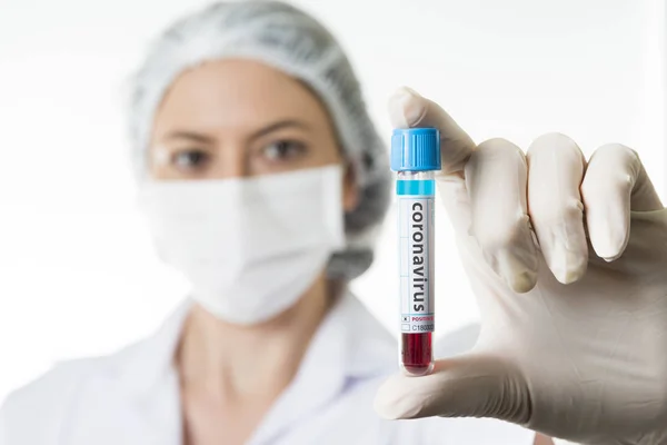 Infirmière Montrant Tube Avec Résultat Positif Test Sanguin Coronavirus Virus — Photo