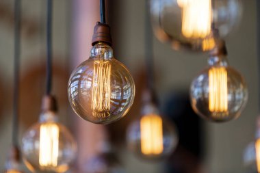 Görünür lifli dekoratif lambalar.