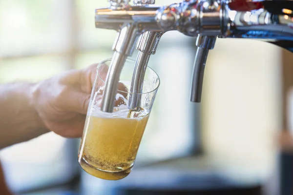 Enchendo Copo Cerveja Pub Iluminação Janela — Fotografia de Stock