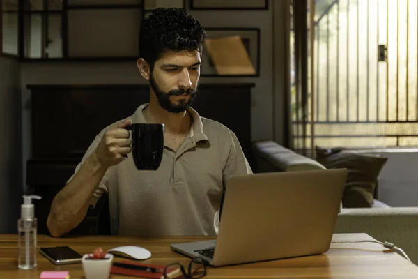 Hombre Sosteniendo Taza Lugar Trabajo Concepto Oficina — Foto de Stock