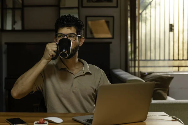 Hombre Tomando Una Taza Café Durante Cuarentena Concepto Oficina — Foto de Stock