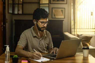 İspanyol modeli uzaktan öğrenim görüyor. Evde çalışma kavramı.