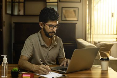 Hispanik not alıyor. Evde çalışma kavramı.