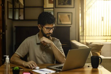 Adam işine odaklanmış. Evde çalışma kavramı.
