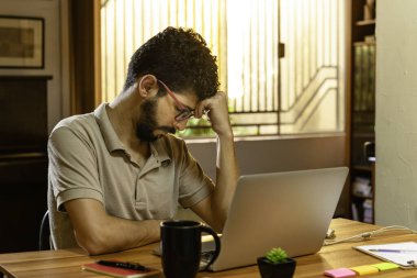 İspanyol model evdeki işinden bıkmış. Evde çalışma kavramı.