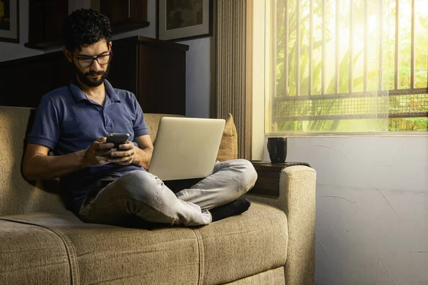 Hispanos Enviando Mensajes Por Teléfono Celular Mientras Trabajan Casa — Foto de Stock