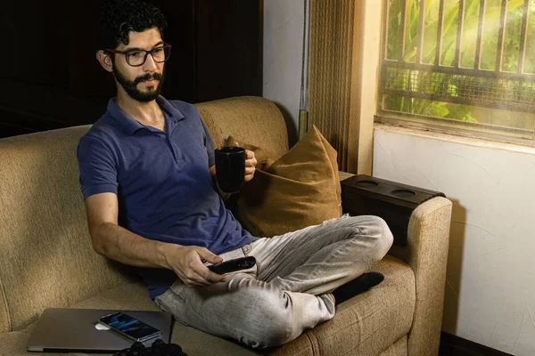 Hombre Bebiendo Café Durante Trabajo Queda Casa Trabajo Casa Concepto — Foto de Stock