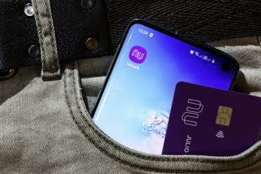 Sao Paulo, Brezilya - 29 Mart 2020: Mobil cihazın ekranında Nubank logosu. Finans hizmetleri bölümünde Pioneer Brezilyalı girişimci. Latin Amerika 'daki en büyük fintech.