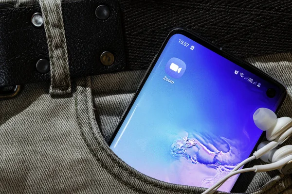 Sao Paulo, Brasil - 29 de March de 2020: Bir ekranda Zoom Cloud toplantı uygulaması logosu gösteren akıllı telefon.