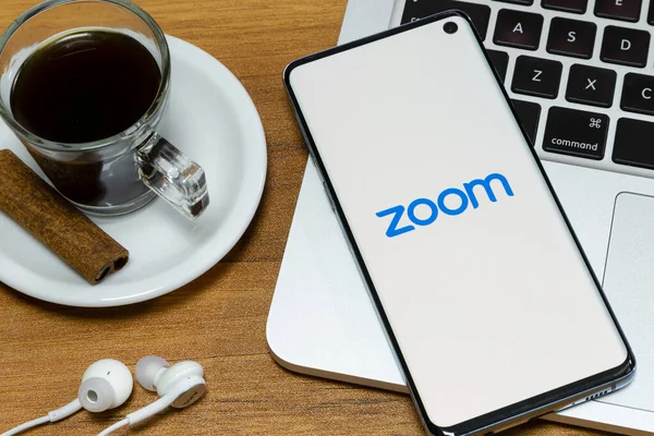 Sao Paulo, Brezilya - 2 Nisan 2020: logo Zoom Bulut Buluşmaları - çevrimiçi toplantılar ve kullanımı kolay bir uygulamaya toplu mesajlaşma