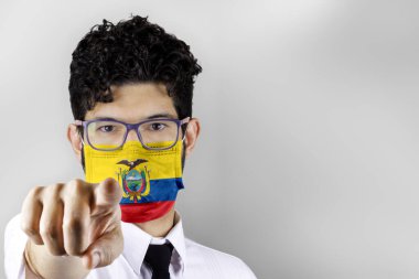 Ekvador bayrağı sana doğrultulmuş maskeli bir adam. Ev konseptinde kal.