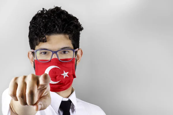 Pria Bertopeng Dengan Bendera Negara Turki Yang Mengarah Padamu Tetap — Stok Foto