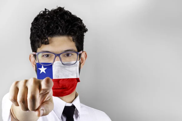 Mężczyzna Masce Flagą Chile Celujący Ciebie Zostań Domu — Zdjęcie stockowe