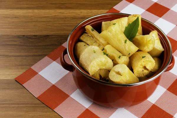 Små Bitar Kassava Röd Panna Rutig Duk Begreppet Friterad Brasiliansk — Stockfoto