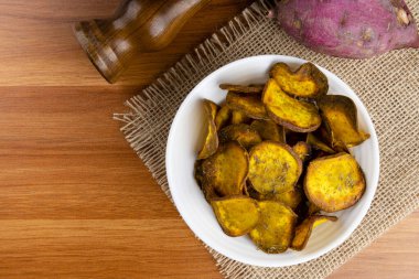 Çeşitli baharatlarla pişirilmiş ritimler. Ev konseptinde kal. Üst görünüm.