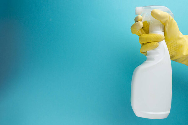 Человек с бутылкой чистящего средства на синем фоне
.