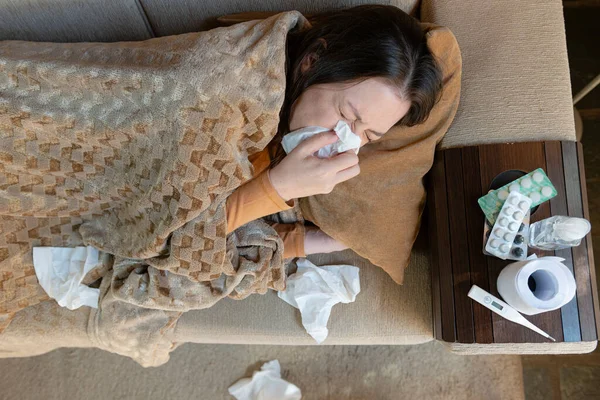 Detalle Mujer Sonándose Nariz Durante Gripe Intensa Sentirse Enfermo Concepto — Foto de Stock