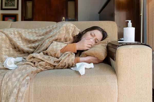 Mujer Acostada Sofá Casa Con Frío Intenso Sentirse Enfermo Concepto — Foto de Stock