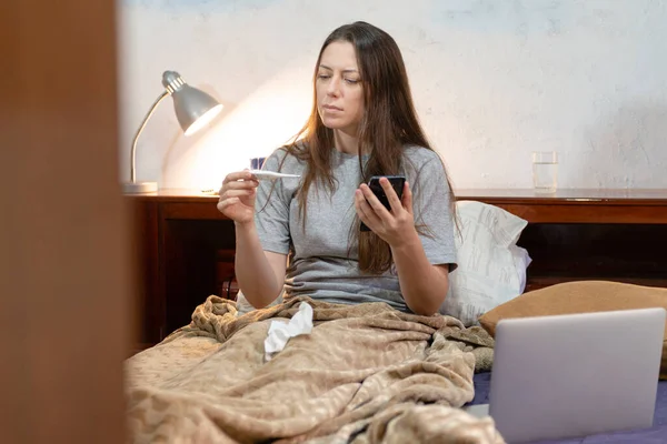 Mujer Cama Comprobando Temperatura Concepto Enfermizo — Foto de Stock