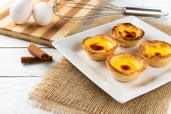 Τάρτα Αυγού Στο Δίσκο Παραδοσιακό Πορτογαλικό Επιδόρπιο Παστέλ Ντε Νάτα — Φωτογραφία Αρχείου