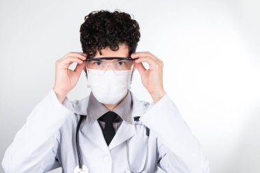 Salgın covid 19 sırasında cerrahi maskeli ve koruyucu gözlüklü bir doktor. Güçlü kal konsept.