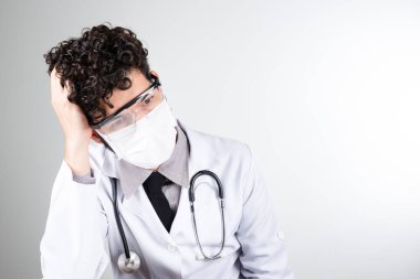 İspanyol doktor salgın sırasında yorgundu, kovid 19. Hayat kurtar kavramı.
