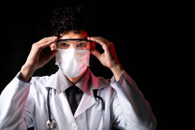 Doktor covid-19 'un iletimi hakkında endişeli. Hayatları Kaydet konsepti.
