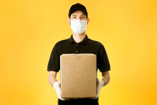 Repartidor Con Máscara Uniforme Guantera Fondo Amarillo — Foto de Stock