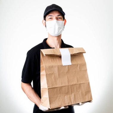 Koruyucu maskeli ve eldivenli yemek teslimatçısı. Teslimat konsepti.