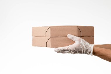 Elinde pizza kutusu tutan eldivenli adamın gri arka planda izole edilmiş görüntüsü. Teslimat konsepti. Teslimat hizmeti konsepti. Boşluğu kopyala.
