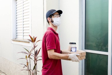 İspanyol adam teslimatı bekliyor. Market teslimatı konsepti. Virüs salgını, covid-19. Evde kal..