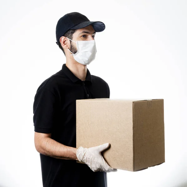Entrega Hombre Sosteniendo Caja Cartón Con Guantes Máscara Fondo Gris — Foto de Stock