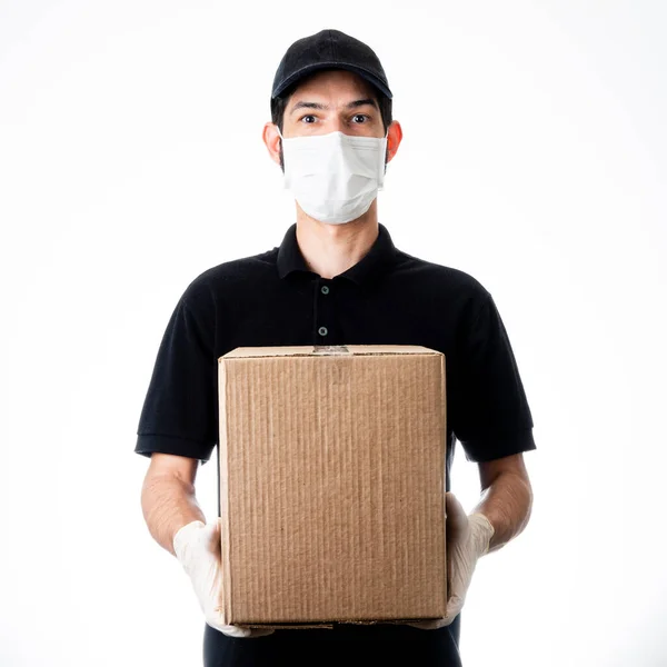Entrega Hombre Sosteniendo Caja Cartón Con Guantes Máscara Fondo Gris —  Fotos de Stock