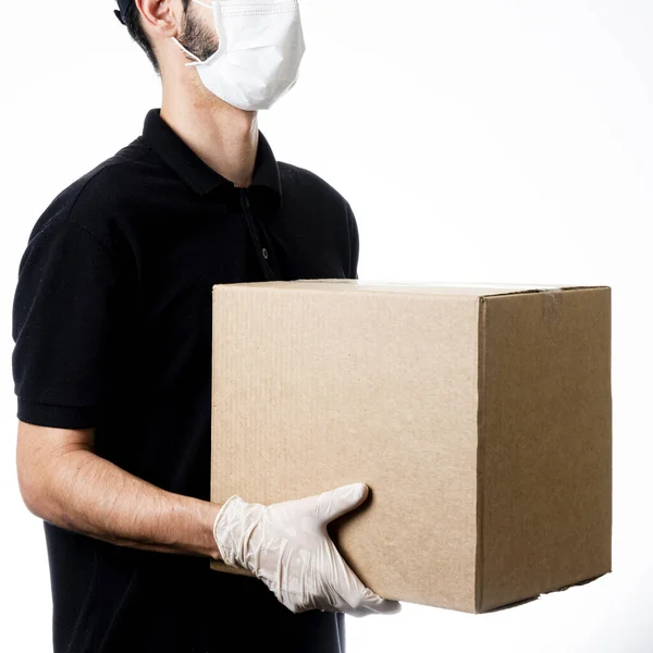 Entrega Hombre Sosteniendo Caja Cartón Con Guantes Máscara Fondo Gris —  Fotos de Stock