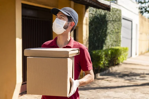 Repartidor Con Gorra Negra Uniforme Entregando Productos Con Guantes Máscara — Foto de Stock