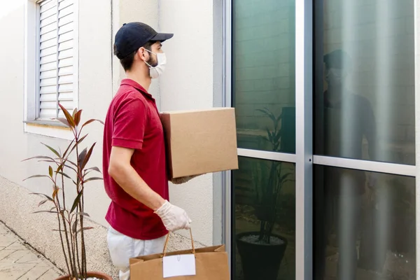 Repartidor Espera Que Cliente Entregue Casa —  Fotos de Stock