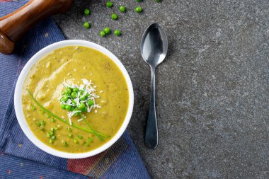 Gri beton masada bezelye çorbası. Vejetaryen gıda konsepti.