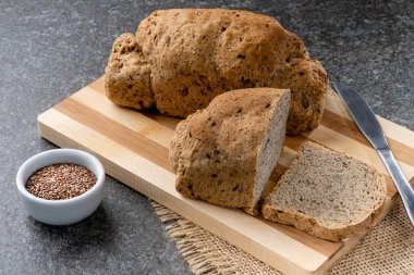 Keten tohumu ve kinoalı vejetaryen ekmeği. Sağlıklı gıda konsepti.