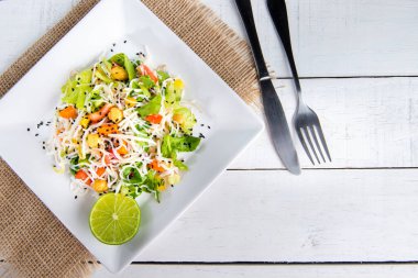 Kare tabakta biftekli salata. Sağlıklı gıda konsepti.