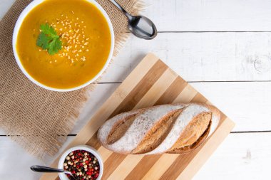 Balkabağı Kabocha çorbası, İtalyan ekmeği ve biber karışımı..