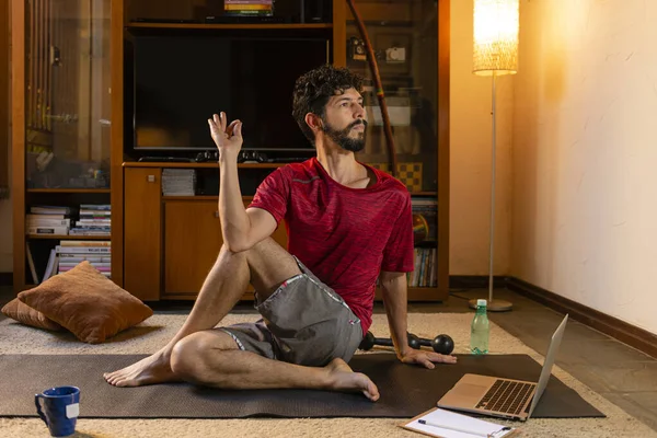 Hermosa Joven Latina Practicando Yoga Casa Concepto Casero Del Yoga — Foto de Stock