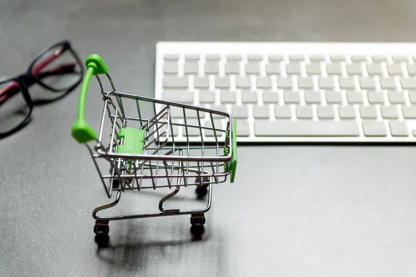 Detalle Del Carrito Compras Fondo Del Teclado Computadora Concepto Compras — Foto de Stock