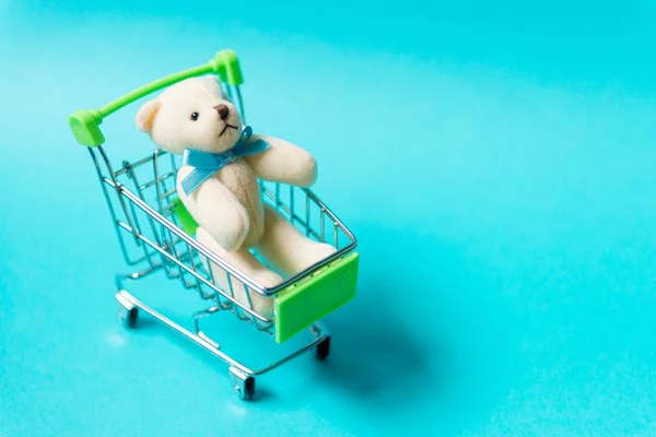 Carrito Compras Con Osito Peluche Sobre Fondo Azul Concepto Del — Foto de Stock