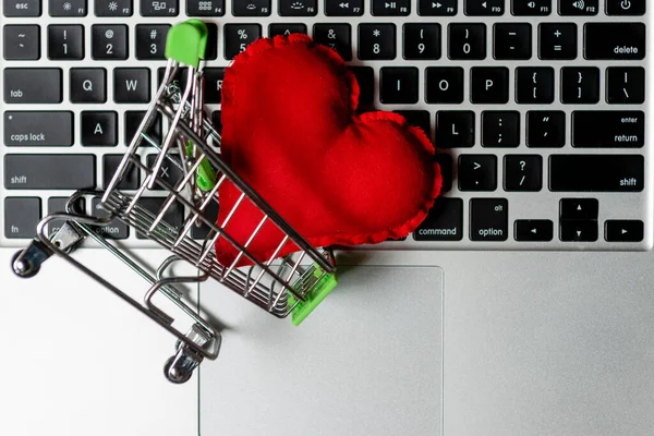 Carro Compras Con Corazón Tela Roja Ordenador Concepto Compras Online — Foto de Stock