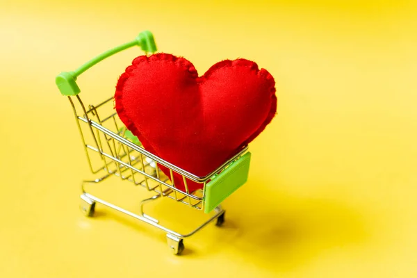 Carrito Compras Con Corazón Tela Roja Sobre Fondo Amarillo Concepto — Foto de Stock