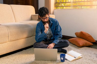 İş problemlerini çözmeye çalışan düşünceli bir adam. Ev kavramından çalışmak.